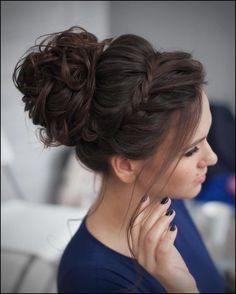 Sophisticated Prom Hair Updos for Chic Look Beauty #beauty #sophisticated #updos Curly Homecoming Hairstyles, Formal Hairstyles For Long Hair, Formal Hair, Updos For Medium Length Hair, Prom Updos, Homecoming Hair