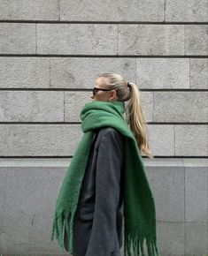 Trending Winter Scarves Muffler Style Women, Winter Scarf Aesthetic, Muffler Outfit, Green Scarf Outfit, Converse Outfit Fall, Oversized Sweater Outfit Fall, Parisian Woman, Scarf Aesthetic, Dress Like A Parisian