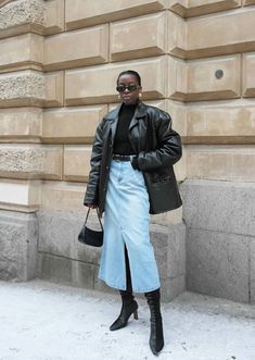 Denim And Leather Outfits, Mode Edgy, Leather Blazer Outfit, Long Denim Skirt Outfit, Jacket Trend, Denim Skirt Trend, Simple Winter Outfits, Jean Skirt Outfits, Fall Leather