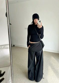 Black Shirt Black Pants Outfit Woman, Fall Outfits Black Pants, Suits For Women Skirt, Treemingbird Style, Fem Masculine Outfits, Photo Ideas Mirror Selfie, Outfit Ideas All Black, Candid Photo Ideas, Korean Street Fashion Women