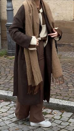 Dark Brown Coat Outfit, Brown Scarf Outfit, Brown Coat Outfit, Colour Shoes, Library Chic, Autumn Woman, Dark Academia Outfit, Winter Coat Outfits, Brown Trench Coat