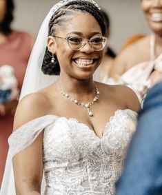 Loc Wedding Hairstyles With Veil, Locs With Veil, Wedding Hair Dreadlocks, Black Bride With Veil, Wedding Loc Styles Brides, Brides With Locs, Braids Hairstyles For Wedding