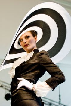 I would wear this to the Kentucky Deby or a Deby party, which I love to attend. AMAZING HATS by PHILIP TREACY*** Weird Dresses, Philip Treacy Hats, Kentucky Derby Fascinator, Philip Treacy