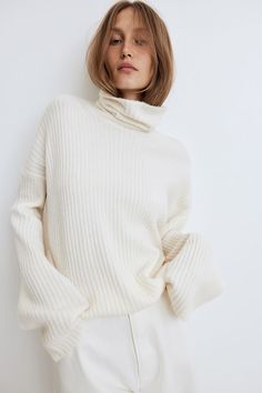 Oversized turtleneck sweater in rib-knit fabric with wool content. Heavily dropped shoulders and long sleeves. Womens Cream Sweater, Green Sweater Women, Womens Grey Sweater, Wool Turtleneck Sweater, Beige Pullover, Wool Sweaters Womens, Oversized Turtleneck Sweater, Oversized Turtleneck, Women Sweaters Winter