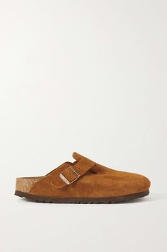 Slippers Birkenstock, Boston Slippers, Minimalist Spring Outfits, Chic Shoes Flat, Boston Birkenstock, Birkenstock Boston Suede, Flat Shoes Outfit, Birkenstock Mules, Airport Outfits