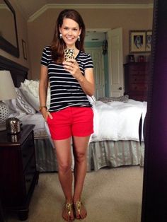 Go bold on the bottom with bright shorts and a basic striped tee. Try sneakers for a day of errands! Bright Shorts, Summer Shorts Outfits, Outfit Combinations, Red Shorts, Casual Summer Outfits, Spring Summer Outfits, Mom Style, Look Chic, Outfits Casuales