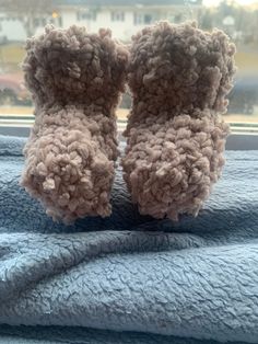 Keep your baby warm this season with coziest Sherpa booties around. Incredibly soft to the touch, have no fear of your baby's toes getting chilly this frigid winter. Cute Brown Round Toe Slippers, Cute Winter Slippers With Plush Lining, Winter Booties With Plush Lining And Round Toe, Warm Winter Booties With Round Toe, Brown Winter Boots With Plush Lining, Cozy Winter Slippers With Soft Sole, Comfortable Winter Booties With Round Toe, Comfortable Warm Booties For Winter, Comfortable Warm Winter Booties