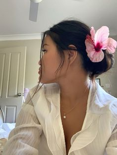 Hawaii Hairstyle, Hair Clips Aesthetic, Hawaii Hair, Hawaiian Flower Hair, Hawaiian Hairstyles, Long To Short Hair, Pink Hibiscus, Clip Hairstyles, 90s Hairstyles