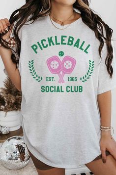 Pickleball Social Club graphic t-shirt Premium cottonUnisex sizing Classic Fit Elevate your pickleball game with our PICKLEBALL SOCIAL CLUB GRAPHIC TEE. Designed for the ultimate social player, this tee features a bold graphic print and a comfortable fit. Join the club and hit the court in style. Fabric Contents: 100% Cotton Sporty T-shirt For Pickleball In Summer, Sporty T-shirt For Summer Pickleball, Casual Tennis T-shirt With Team Name, Pickleball Sports Season Graphic Print T-shirt, Pickleball Sports Season Graphic T-shirt, Green Sporty T-shirt For Pickleball, Sporty Green T-shirt For Pickleball, Oversized Graphic Tee, Brand Store