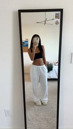 Open Leg Sweatpants Outfit, Cute Fits With Sweatpants, Low Rise Sweatpants Outfit, Cute Outfits Sweatpants, Flared Sweatpants Outfit, Summer Sweatpants Outfit, Comfy Outfits Aesthetic, Cute Outfits With Sweatpants, Outfit With Sweatpants