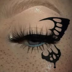 Creative Liner Looks, Butterfly Liner Makeup, Unique Eyeliner Ideas, Butterfly Graphic Liner, Makeup Looks Graphic Liner, Butterfly Wing Eyeliner, Cute Graphic Liner, Crazy Eyeliner Looks, Halloween Graphic Liner