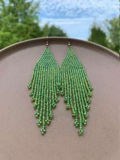 Simple one color long fringe earrings. Made from premium Czech seed beads. This green beads with golden sparkles looks great without mixing it with other colors, showing so many shades under different types of light. Green Fringe Earrings, Pink Beaded Bracelets, Seed Bead Jewelry Patterns, Pony Bead Patterns, Beaded Fringe, Pony Beads, Everyday Earrings, Fringe Earrings, Czech Beads