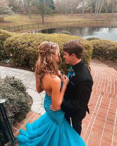 Teal Prom Couple Outfits, Teal Prom Dress Couple, Turquoise Prom Couple, Teal Prom Couple, Matrix Dresses, Prom Dress Couple, Blue Prom Dresses Mermaid, Grey Tux