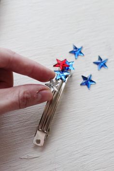 Decorating Hair Clips Ideas, Barrette Crafts, Diy Barettes, Diy Barrettes For Women, Diy 4th Of July Accessories, Braided Barrettes Diy, Ribbon Barrettes Diy, Fourth Of July Beads In Hair