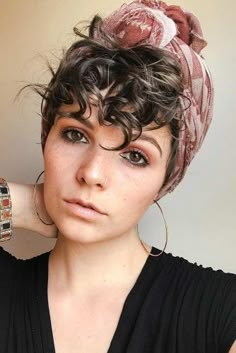 Sassy Short Curly Hairstyles To Wear At Any Age! ★ Curly Pixie, Women's Hairstyles, Hair Scarf, Hairstyles Curly, Short Curly Hair, Curly Girl