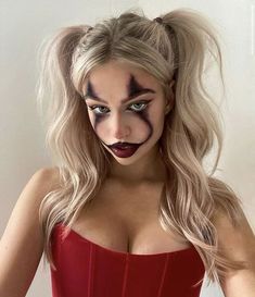 Easy Couple Halloween Makeup, Simple Halloween Costumes For Blondes, Simple Clown Costume Outfit, Simple Halloween Outfit Ideas, Easy Harley Quinn Costume, Halloween Makeup Harley Quinn, Easy Halloween Makeup Ideas Simple, Costume Joker, Girl Halloween Makeup