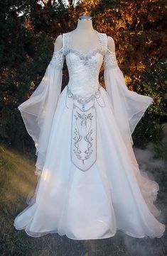 Renassiance Wedding Dress, Winter Wonderland Wedding Dresses, Victorian Formal Dress, Corset Wedding Dress Plus Size, Canna Wedding, Mandalorian Wedding, White Fantasy Dress, Medieval Lifestyle, Winter Princess Dress