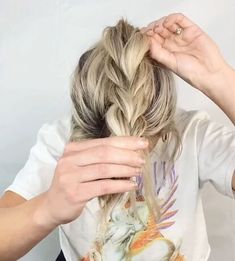 This is a guide on an easy pull-through braid. Learn how to do an easy pull-through braid in this quick tutorial.