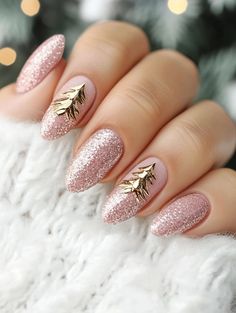 Nails Design Ideas Christmas, Pink And Gold Winter Nails, Rose Gold Nails Christmas, Glam Nail Art Design, Haïr Style For Christmas, Festive Season Nails, Pink Xmas Nails Short, Rose Gold Holiday Nails, Elegant Xmas Nails