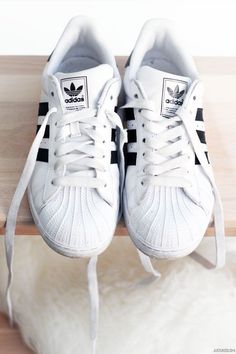 I love simple basic addidas they are so comfortable and I can wear them almost anywhere! They are a great pick for running errands and going to school! Hot hott Adidas Superstar Women, Look Grunge, Plateau Sneaker, Adidas Classic, Nike Huarache