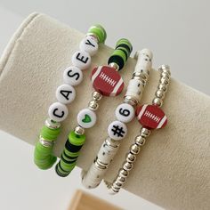 NEU! Super beliebt! Machen Sie Ihren Armbandstapel mit diesen bezaubernden Fußball-Charms und Armbändern persönlich. Diese Armbänder können mit Silber und Gold hergestellt werden und die Heishi-Perlen können in jeder erdenklichen Farbkombination hergestellt werden. Wir haben eine riesige Auswahl an Farben. Wähle zwischen dem Namensarmband, dem Fußball mit Herz-Armband, der Trikotnummer oder dem Fußball-Bettelarmband. Oder nimm alle 4, um den perfekten Stapel zu machen! Bitte senden Sie uns eine Beaded Name Bracelet, Football Names, Football Bracelet, Sports Bracelet, Sport Armband, Name Bracelet, Heishi Beads, Football Jersey, Heart Bracelet