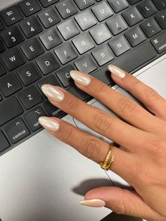 Light Gold Acrylic Nails, Champagne Chrome Almond Nails, Crème Chrome Nails, Vanilla Cream Chrome Nails, Crome Nails Beige, Beige With Chrome Nails, White With Gold Chrome Nails, Ivory Gold Nails, Light Gold Nails Acrylic