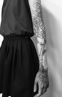 Cool Tree Tattoos Tree Tattoo Art, Tree Tattoo Ideas, Tree Tattoos, Tree Tattoo Designs, Red Ink Tattoos, Geniale Tattoos