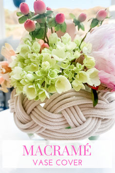 there is a rope with flowers in it on top of the table and text that reads macrame vase cover