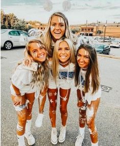 Best Friend Fotos, Bff Pics, Spirit Week Outfits, Halloween Costumes College Girls, Football Game Outfit, Best Friend Photography, Fotos Goals, Best Friend Photoshoot, Girls Unique