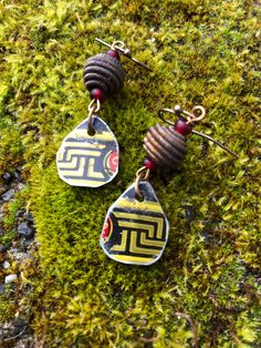 These are bits of Vintage Tin with a geometric motif, with spiraled brass wire beads, glass accent beads on brass wire with brass ear hooks. Wire Beads, Tin Earrings, Geometric Motif, Ceramic Figures, Earrings Geometric, Animal Earrings, Bohemian Earrings, Ear Hook, Copper Earrings