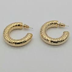 Stunning and effortless, our Suki Hoop Earrings are the perfect addition to any outfit. These lightweight, hammered brass hoops come in 14K goldplating and silverplating, adding a touch of minimalist elegance. The textured design adds a subtle sense of depth and dimension. Elevate your style with these versatile and eye-catching earrings! Hammered textured geometric minimalist hollow tube hoop earrings Brass Available in 14K goldplated and silverplated Earring size: 3.0 cm Lightweight Tube Hoop Earrings, Hammered Brass, Brass Hoops, Cuff Bangle Bracelet, Textured Design, Cuff Bangles, Silver Hoop Earrings, Granada, Ring Bracelet