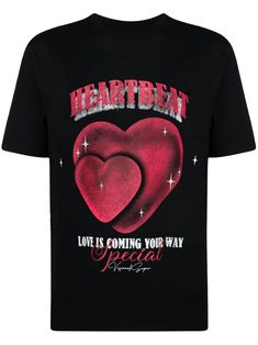 black cotton jersey texture Heartbeat print to the front logo print to the front crew neck short sleeves straight hem Black Casual Heart-shaped T-shirt, Black Heart-shaped Casual T-shirt, Casual Black Heart-shaped T-shirt, Casual Black T-shirt With Heart Shape, Casual Heart Print T-shirt For Streetwear, Heart-shaped Graphic Print T-shirt For Streetwear, Black Short Sleeve T-shirt With Heart Print, Black Crew Neck T-shirt With Heart Print, Graphic Tee With Heart Print And Crew Neck