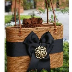 This is a southern girls must have bag...my jaw just dropped! Monogram Bow, Monogram Ideas, Bow Bag, Southern Girl, Farm Style, Girl Friend, Pocket Book, Cute Bags