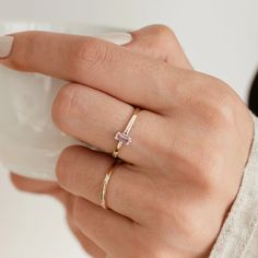 Solitaire Pink Sapphire Ring, eine hervorragende Wahl für alle, die eine Alternative zu traditionellen Verlobungsringen suchen. Das minimalistische Design dieses Rings ist fachmännisch gefertigt und bietet sowohl Komfort als auch Stil und ist somit perfekt für das tägliche Tragen.   Material: 14 Karat massives Gold  Goldfarben: Gelb, Rose, Weiß  Bandbreite: 2,2 mm  Edelstein: Rosa Saphir  Saphir Größe: 5 mm Länge, 3 mm Breite  Saphir Gewicht: Ungefähr 0,32 Karat  Design-Merkmal: Ideale Ergänzung zu einem V-förmigen Band  Dieser Ring verkörpert mit seinem rosafarbenen Solosaphir zeitlose Schönheit und bietet einen Hauch von subtilem Luxus, der sich perfekt für eine Verlobung oder ein bedeutungsvolles Geschenk eignet. Pink Sapphire Ring Rose Gold, White Gold Sapphire Ring, Traditional Engagement Rings, Ringe Gold, Curved Wedding Band, Baguette Cut, Gold Diamond Rings, Pink Sapphire