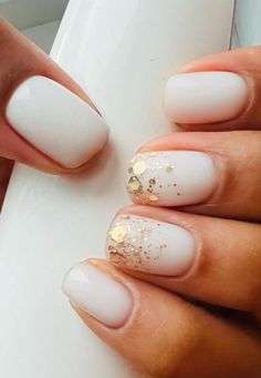 Short Gel Bridal Nails, Milky Way Nails White, Milky White Manicure Ideas, Milky White Nails With Gold Glitter, White And Gold Manicure Ideas, Cute Milky Nails, White Nail Manicure, Gel Nail Designs White And Gold, Wedding Nails Gold And White