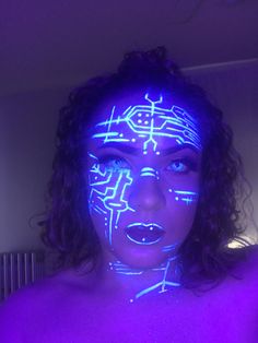 Lightning Scar Face, Robot Sfx Makeup, Rave Face Paint Ideas, Glitch Makeup Looks, Halloween Makeup Ideas Cute, Uv Light Makeup, Men's Halloween Makeup, Uv Skull Makeup, Uv Makeup Ideas Black Lights