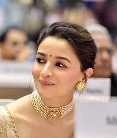 Bollywood Celebrity Jewellery, Celebrity Jewelry Indian, Alia Bhatt Jewellery, Alia Hairstyles, Pearl Necklace With Saree, Hair Styles For Engagement Brides, Makeup Looks Indian, Alia Bhatt Hairstyles, Hair Style On Saree