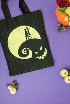 Halloween Tote Bag - As a kid I always wanted my own personalized Halloween tote bag to carry my candy around in, but since that'll never happen I can at least do it for my kids! This easy Nightmare Before Halloween tote bag can be made with a Silhouette or Cricut machine. It's so spooky, even the parents will want one of their own. Vinyl On Shirts, Nightmare Before Halloween, The Nightmare Before Christmas Halloween, Nurse Crafts, Halloween Themed Birthday Party, Fall Tote Bag, Mumbo Jumbo