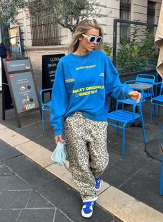 Blue Sweatshirt Outfit, Blue Sneakers Outfit, Portuguese Summer, Lazy Outfit, Sweatshirt Outfits, Colored Sneakers, Photo Ideas Instagram, Bold Outfits, Throwing Fits