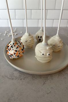 plate of halloween cake pops - mummies, ghost, sprinkles Simple Halloween Cake, Halloween Cake Balls, Cake Mix Cream Cheese, Eyeball Cake Pops, Halloween Cakes Easy, Spooky Cake, Cake Pop Decorating