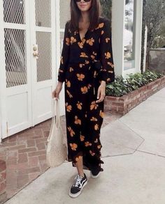 COMO USAR TÊNIS COM QUALQUER LOOK? Summer Streets, Skirts With Sneakers, Dress And Sneakers Outfit, Midi Dress Work, Nice Ideas, Sneakers Fashion Outfits, Clothing Staples, Comfy Dresses, 2019 Fashion