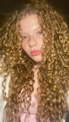 rulitos Singer Dr, Curl Hair, Blonde Curls, Curled Hairstyles, Face Claims