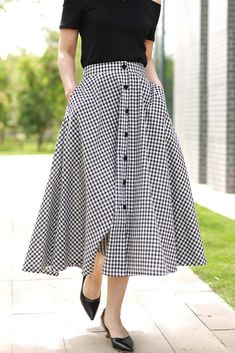 Black And White Gingham Skirt Outfit, Stripe Skirt Outfit, Checkered Skirt Outfit, Simple Skirts, Outfit Ideas Skirt, Dress Fashion Design, Long Circle Skirt, High Waisted Skirt Outfit, Rectangle Body Shape