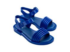 It's all puffed up perfection in the retro-inspired Mar Wave sandals. With inflated-like details and a fresh squared-off toe, these sandals get all the on-trend style points that take your look from day to night. Plus, a buckle closure around the heel and cushy insole keeps them comfortable wherever you're strutting your stuff. Trend Style, Blue Sandals, Day To Night, To Night, Retro Inspired, The Struts, Buckle, Sandals, Heels