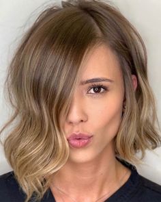 Lob Hairstyles, Highlights Hairstyles, Balayage Hairstyle, Rambut Brunette, Dark Blonde Hair Color, Bronde Hair, Honey Blonde Hair, Lob Hairstyle