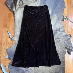 90s brown velvet got grunge witch maxi skirt by Linda Leal 90s Goth Outfits, 90s Goth Fashion, Thrift Manifest, Grunge Witch, Aesthetic Outfits Y2k, Dark Skirts, Velvet Maxi Skirt, Goth Skirt, 90s Fashion Grunge