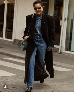 Paris Street Style Winter, Trenchcoat Outfits, Nyc Street Style Winter, Black Trenchcoat, Fashion Week Ss23, Weather Aesthetic, Stylish Umbrella, Rainy Day Fashion, Nyc Street Style