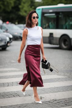 Silk Skirt Outfit, Workplace Fashion, Gary Pepper Girl, Soft Feminine Outfits, Satin Skirt Outfit, Chique Outfit, Fashion Blogger Style, Womens Style, Outfit Trends