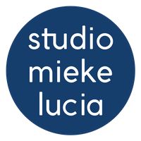 a blue circle with the words studio meke luca in white letters on it