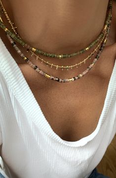 Collier ras du cou en jaspe, sodalite, unakite ou rhodonite How To Style Necklaces, Trending Jewelry 2023 Handmade, Bijoux Aesthetic, Jewelry Ideas To Make, Ideas For Jewelry, Boho Jewlery, Layered Beaded Necklace, Beaded Boho Necklace, Jewelry 2023